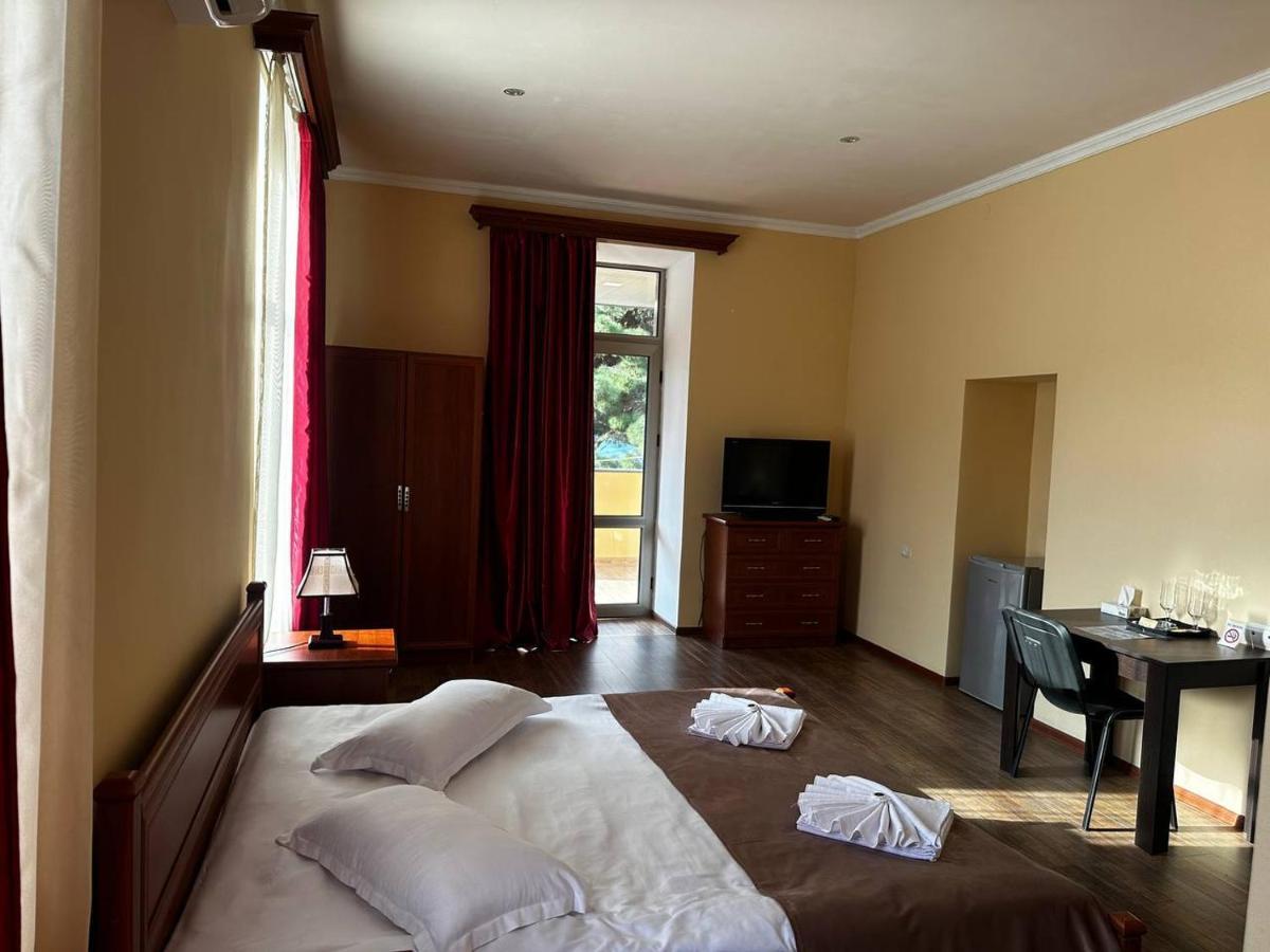 Sweet Home Hotel Meghri エクステリア 写真